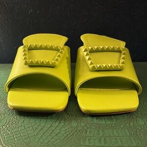 Torgēis Jena lime studded buckle mules/sandals with block mid-heel, size 8